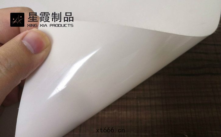 PET薄膜(mó)熱熔復(fù)合絲(sī)綢(chóu)布
