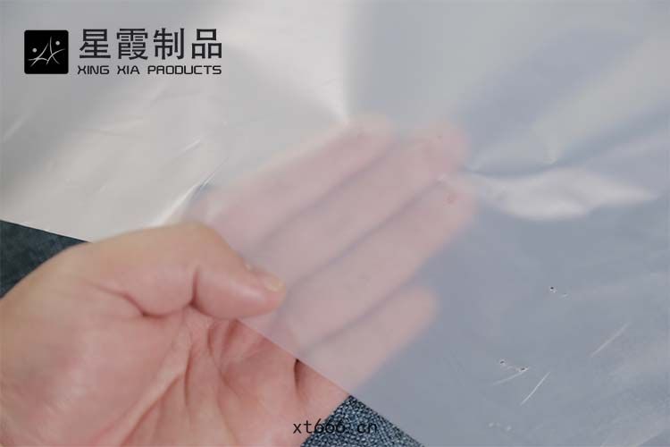 粘(nián)接布料(liào)與(yǔ)金(jīn)屬的熱(rè)熔膠(jiāo)膜(mó)